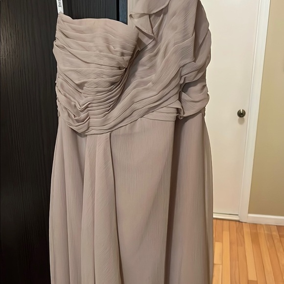 David's Bridal Elegant Gown in Cream - Picture 3 of 8